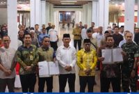 PENANDATANGANAN: Bupati Seruyan Ahmad Selanorwanda usai melakuka MoU Perjanjian Kerja Sama penerima manfaat Program FPKMS 20 persen di Pendopo Rumah Jabatan Bupati Seruyan, Kuala Pembuang, Sabtu (7/3/2026).