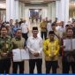 PENANDATANGANAN: Bupati Seruyan Ahmad Selanorwanda usai melakuka MoU Perjanjian Kerja Sama penerima manfaat Program FPKMS 20 persen di Pendopo Rumah Jabatan Bupati Seruyan, Kuala Pembuang, Sabtu (7/3/2026).