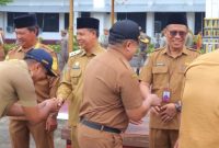 BERSALAMAN : Bupati Seruyan, Ahmad Selanorwanda, saat bersalaman dengan para pegawai dilibgkungan pemerintahannya usai apel gabungan yang dirangkaikan dengan halalbihalal Idulfitri 1447 Hijriah, Senin (30/3/2026).