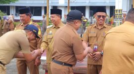 BERSALAMAN : Bupati Seruyan, Ahmad Selanorwanda, saat bersalaman dengan para pegawai dilibgkungan pemerintahannya usai apel gabungan yang dirangkaikan dengan halalbihalal Idulfitri 1447 Hijriah, Senin (30/3/2026).