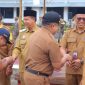 BERSALAMAN : Bupati Seruyan, Ahmad Selanorwanda, saat bersalaman dengan para pegawai dilibgkungan pemerintahannya usai apel gabungan yang dirangkaikan dengan halalbihalal Idulfitri 1447 Hijriah, Senin (30/3/2026).