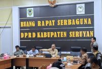 RAPAT : Pj Sekda Seruyan, Bahrun Abbas saat rapat bersama Ketua DPRD Seruyan, Zuli Eko Prasetyo, di ruang rapat serbaguna DPRD seruyan, Selasa (14/4/2026).