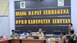 RAPAT : Pj Sekda Seruyan, Bahrun Abbas saat rapat bersama Ketua DPRD Seruyan, Zuli Eko Prasetyo, di ruang rapat serbaguna DPRD seruyan, Selasa (14/4/2026).