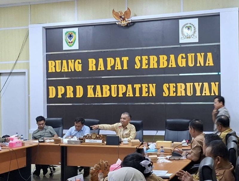 RAPAT : Pj Sekda Seruyan, Bahrun Abbas saat rapat bersama Ketua DPRD Seruyan, Zuli Eko Prasetyo, di ruang rapat serbaguna DPRD seruyan, Selasa (14/4/2026).