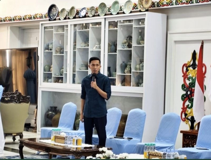 BERDIALOG : Kepala Dinas Komunikasi, Informatika, Persandian, dan Statistik Provinsi Kalimantan Tengah, Rangga Lesmana, saat berdialog bersama insan pers di Istana Isen Mulang, Jumat (17/4/2026).