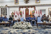 PERTEMUAN : Gubernur Kalteng H. Agustiar Sabran menegaskan komitmen keterbukaan informasi publik melalui penguatan sinergi dengan insan pers dalam pertemuan di Istana Isen Mulang, Palangka Raya, Jumat (17/04/2026).