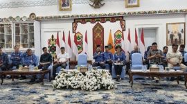 PERTEMUAN : Gubernur Kalteng H. Agustiar Sabran menegaskan komitmen keterbukaan informasi publik melalui penguatan sinergi dengan insan pers dalam pertemuan di Istana Isen Mulang, Palangka Raya, Jumat (17/04/2026).