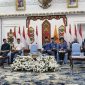 PERTEMUAN : Gubernur Kalteng H. Agustiar Sabran menegaskan komitmen keterbukaan informasi publik melalui penguatan sinergi dengan insan pers dalam pertemuan di Istana Isen Mulang, Palangka Raya, Jumat (17/04/2026).