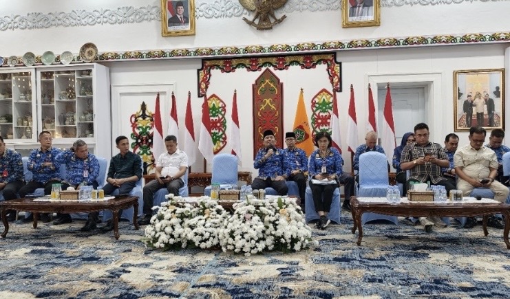 PERTEMUAN : Gubernur Kalteng H. Agustiar Sabran menegaskan komitmen keterbukaan informasi publik melalui penguatan sinergi dengan insan pers dalam pertemuan di Istana Isen Mulang, Palangka Raya, Jumat (17/04/2026).
