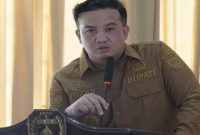 SAMBUTAN : Bupati Kabupaten Lamandau, Rizky Aditya Putra, menyampaikan sambutan saat kegiatan entry meeting evaluasi perencanaan dan penganggaran tahun 2026 bersama Tim BPKP Perwakilan Provinsi Kalteng di Aula Bappedalitbang Kabupaten Lamandau pada Rabu (22/4/2026).