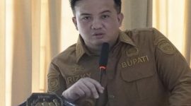 SAMBUTAN : Bupati Kabupaten Lamandau, Rizky Aditya Putra, menyampaikan sambutan saat kegiatan entry meeting evaluasi perencanaan dan penganggaran tahun 2026 bersama Tim BPKP Perwakilan Provinsi Kalteng di Aula Bappedalitbang Kabupaten Lamandau pada Rabu (22/4/2026).