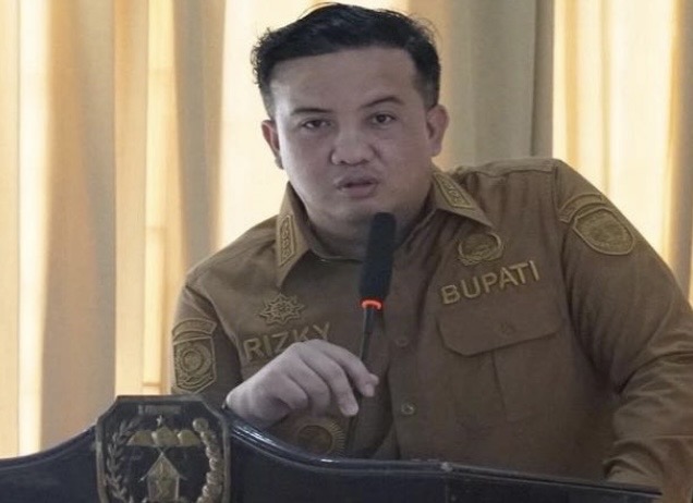 SAMBUTAN : Bupati Kabupaten Lamandau, Rizky Aditya Putra, menyampaikan sambutan saat kegiatan entry meeting evaluasi perencanaan dan penganggaran tahun 2026 bersama Tim BPKP Perwakilan Provinsi Kalteng di Aula Bappedalitbang Kabupaten Lamandau pada Rabu (22/4/2026).