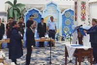 MELANTIK : Gubernur Kalteng H.Agustiar Sabran, saat melantik Linae Viktoria Aden sebagai Penjabat Pj Sekda Provinsi Kalteng, Selasa (31/3/2026) malam.