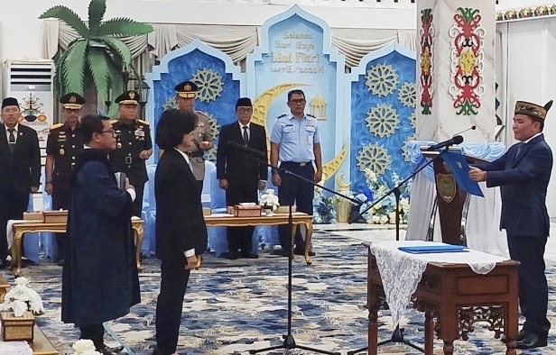 MELANTIK : Gubernur Kalteng H.Agustiar Sabran, saat melantik Linae Viktoria Aden sebagai Penjabat Pj Sekda Provinsi Kalteng, Selasa (31/3/2026) malam.