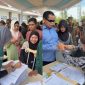 LAYANAN : Pihak Bank Kalteng saat melakukan layanan penyaluran Program Kartu Huma Betang Sejahtera (KHBS) terhadap lansia dan penyandang disabilitas, ini terlihat Rabu (1/4/2026).