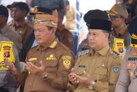 HADIRI : Bupati Seruyan Ahmad Selanorwanda dan wakil bupati H.Supian saat menghadiri kegiatan yang dilaksanakan di kecamatan Hanau, belum lama ini.