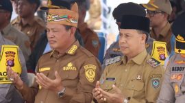 HADIRI : Bupati Seruyan Ahmad Selanorwanda dan wakil bupati H.Supian saat menghadiri kegiatan yang dilaksanakan di kecamatan Hanau, belum lama ini.