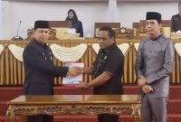 SERAHKAN: Wakil Bupati Seruyan, Supian saat menyerahkan LKPJ Tahun Anggaran 2025 dalam Rapat Paripurna Ke-2 Masa Persidangan II Tahun Sidang 2025–2026 di Ruang Rapat Paripurna Gedung DPRD Kabupaten Seruyan, Senin (30/3/2026).