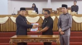 SERAHKAN: Wakil Bupati Seruyan, Supian saat menyerahkan LKPJ Tahun Anggaran 2025 dalam Rapat Paripurna Ke-2 Masa Persidangan II Tahun Sidang 2025–2026 di Ruang Rapat Paripurna Gedung DPRD Kabupaten Seruyan, Senin (30/3/2026).