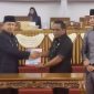 SERAHKAN: Wakil Bupati Seruyan, Supian saat menyerahkan LKPJ Tahun Anggaran 2025 dalam Rapat Paripurna Ke-2 Masa Persidangan II Tahun Sidang 2025–2026 di Ruang Rapat Paripurna Gedung DPRD Kabupaten Seruyan, Senin (30/3/2026).