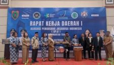 MEMBUKA : Asisten Administrasi Umum Sekretariat Daerah Provinsi Kalteng, Sunarti, saat menghadiri pembukaan Rakerda I Tahun 2026 DPD Asosiasi Pengusaha Jasaboga Indonesia Kalteng, Selasa (19/5/2021).