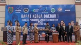 MEMBUKA : Asisten Administrasi Umum Sekretariat Daerah Provinsi Kalteng, Sunarti, saat menghadiri pembukaan Rakerda I Tahun 2026 DPD Asosiasi Pengusaha Jasaboga Indonesia Kalteng, Selasa (19/5/2021).
