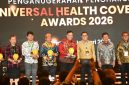 PENGHARGAAN : Bupati Lamandau, Rizky Aditya Putra saat menerima penghargaan Universal Health Coverage (UHC) Tahun 2026 belum lama ini.