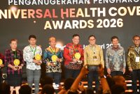 PENGHARGAAN : Bupati Lamandau, Rizky Aditya Putra saat menerima penghargaan Universal Health Coverage (UHC) Tahun 2026 belum lama ini.