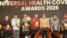 PENGHARGAAN : Bupati Lamandau, Rizky Aditya Putra saat menerima penghargaan Universal Health Coverage (UHC) Tahun 2026 belum lama ini.