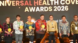 PENGHARGAAN : Bupati Lamandau, Rizky Aditya Putra saat menerima penghargaan Universal Health Coverage (UHC) Tahun 2026 belum lama ini.