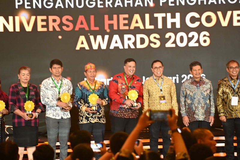 PENGHARGAAN : Bupati Lamandau, Rizky Aditya Putra saat menerima penghargaan Universal Health Coverage (UHC) Tahun 2026 belum lama ini.
