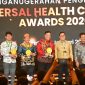 PENGHARGAAN : Bupati Lamandau, Rizky Aditya Putra saat menerima penghargaan Universal Health Coverage (UHC) Tahun 2026 belum lama ini.
