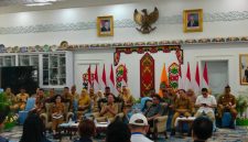 SAMBUTAN : Gubernur Kalteng Agustiar Sanrasaat memberikan sambutan saat menggelar silaturahmi bersama pimpinan media, organisasi pers, dan wartawan di Istana Isen Mulang, Palangka Raya, Selasa (19/5/2026).
