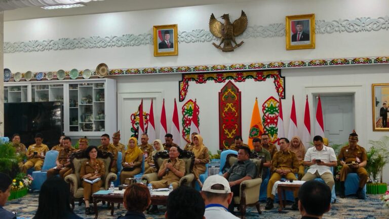 SAMBUTAN : Gubernur Kalteng Agustiar Sanrasaat memberikan sambutan saat menggelar silaturahmi bersama pimpinan media, organisasi pers, dan wartawan di Istana Isen Mulang, Palangka Raya, Selasa (19/5/2026).