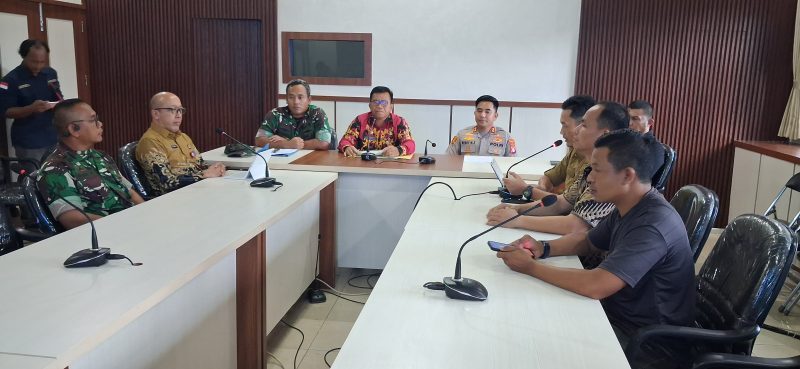 PRESS RILIS :  Asisten I Setda Kotim saat press rilis terkait lahan pembangunan Yonif TP 923/Mentaya, Jumat, (22/5/2026).