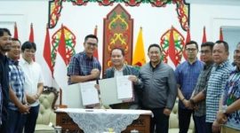 PENANDATANGANAN : Gubernur Kalimantan Tengah Agustiar Sabran, Wakil Gubernur Edy Pratowo, bersama jajaran manajemen Adhyaksa FC saat penandatanganan kerjasama di Aula Isen Mulang, Senin (22/6/2026) malam.