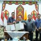 PENANDATANGANAN : Gubernur Kalimantan Tengah Agustiar Sabran, Wakil Gubernur Edy Pratowo, bersama jajaran manajemen Adhyaksa FC saat penandatanganan kerjasama di Aula Isen Mulang, Senin (22/6/2026) malam.