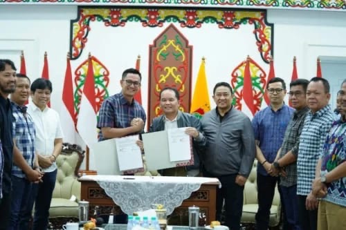 PENANDATANGANAN : Gubernur Kalimantan Tengah Agustiar Sabran, Wakil Gubernur Edy Pratowo, bersama jajaran manajemen Adhyaksa FC saat penandatanganan kerjasama di Aula Isen Mulang, Senin (22/6/2026) malam.