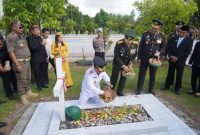 TABUR BUNGA : Gubernur Kalimantan Tengah (Kalteng) Agustiar Sabran, saat menabur bunga di Taman Makam Pahlawan Sanaman Lampang, Jalan Tjilik Riwut Km 2,5 dalam rangka memperingati Hari Jadi ke-69 Provinsi Kalimantan Tengah, Selasa (12/5/2026).