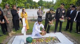TABUR BUNGA : Gubernur Kalimantan Tengah (Kalteng) Agustiar Sabran, saat menabur bunga di Taman Makam Pahlawan Sanaman Lampang, Jalan Tjilik Riwut Km 2,5 dalam rangka memperingati Hari Jadi ke-69 Provinsi Kalimantan Tengah, Selasa (12/5/2026).