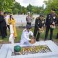 TABUR BUNGA : Gubernur Kalimantan Tengah (Kalteng) Agustiar Sabran, saat menabur bunga di Taman Makam Pahlawan Sanaman Lampang, Jalan Tjilik Riwut Km 2,5 dalam rangka memperingati Hari Jadi ke-69 Provinsi Kalimantan Tengah, Selasa (12/5/2026).