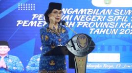 SAMBUTAN : Pj Sekretaris Daerah Provinsi Kalteng, Linae Victoria Aden, saat menyampaikan sambutan saat Pengambilan Sumpah/Janji PNS di lingkungan Pemerintah Provinsi Kalimantan Tengah yang berlangsung di Aula Jayang Tingang, Kantor Gubernur Kalteng, Rabu (17/6/2026).