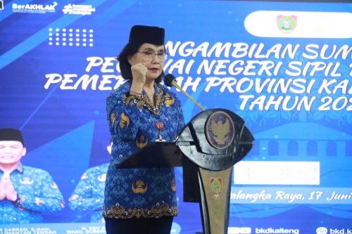 SAMBUTAN : Pj Sekretaris Daerah Provinsi Kalteng, Linae Victoria Aden, saat menyampaikan sambutan saat Pengambilan Sumpah/Janji PNS di lingkungan Pemerintah Provinsi Kalimantan Tengah yang berlangsung di Aula Jayang Tingang, Kantor Gubernur Kalteng, Rabu (17/6/2026).