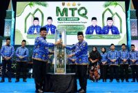 PENYERAHAN : Wakil Gubernur Kalimantan Tengah, Edy Pratowo, saat menyerahan piala bergilir menandai dibukanya MTQ VIII KORPRI Tingkat Provinsi Kalteng Tahun 2026, di Arena Utama Alun-alun Jorih Jerah, Kabupaten Murung Raya, Rabu (24/6/2026).