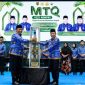 PENYERAHAN : Wakil Gubernur Kalimantan Tengah, Edy Pratowo, saat menyerahan piala bergilir menandai dibukanya MTQ VIII KORPRI Tingkat Provinsi Kalteng Tahun 2026, di Arena Utama Alun-alun Jorih Jerah, Kabupaten Murung Raya, Rabu (24/6/2026).