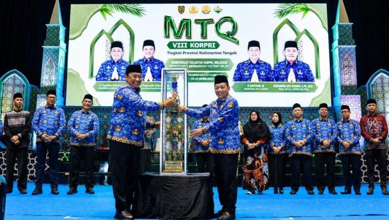 PENYERAHAN : Wakil Gubernur Kalimantan Tengah, Edy Pratowo, saat menyerahan piala bergilir menandai dibukanya MTQ VIII KORPRI Tingkat Provinsi Kalteng Tahun 2026, di Arena Utama Alun-alun Jorih Jerah, Kabupaten Murung Raya, Rabu (24/6/2026).