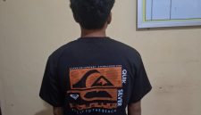 FOTO/IST: Anggota Kepolisiaan saat mengamankan barang bukti pencurian buah kelapa sawit di Kecamatan Antang Kalang.