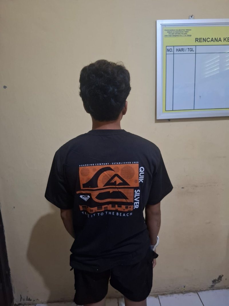 FOTO/IST: Anggota Kepolisiaan saat mengamankan barang bukti pencurian buah kelapa sawit di Kecamatan Antang Kalang. 
