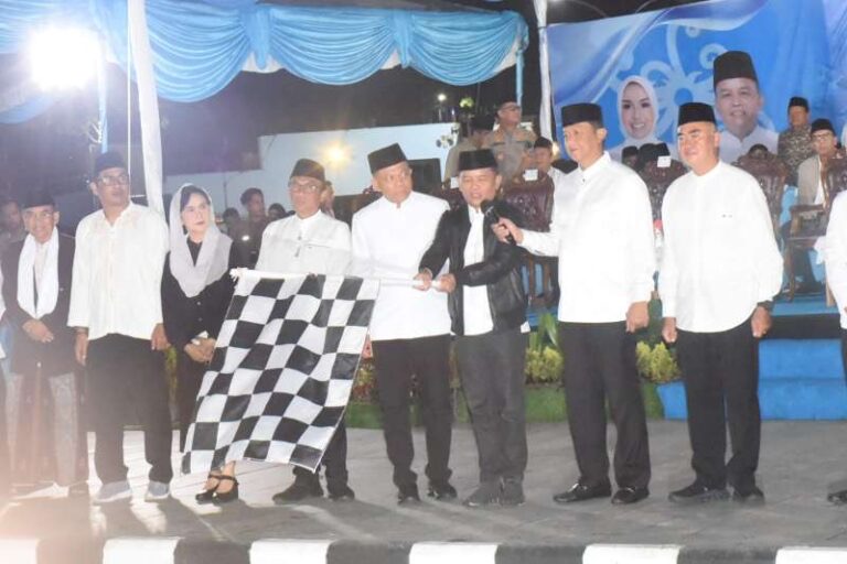 LEPAS : Gubernur Kalimantan Tengah, Agustiar Sabran saat melepas pawai takbiran menyambut Hari Raya Idul Adha 1447 Hijriah berlangsung meriah di Bundaran Besar Palangka Raya, Selasa (26/5/2026).