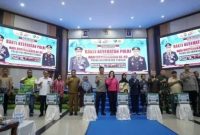 HADIRI : Wakil Gubernur Kalteng, H. Edy Pratowo dan Kapolda Kalteng Irjen Pol Iwan Kurniawan photo bersama usai menghadiri kegiatan puncak Bakti Kesehatan Hari Bhayangkara ke-80 di Graha Bhayangkara, Selasa (23/6/2026).